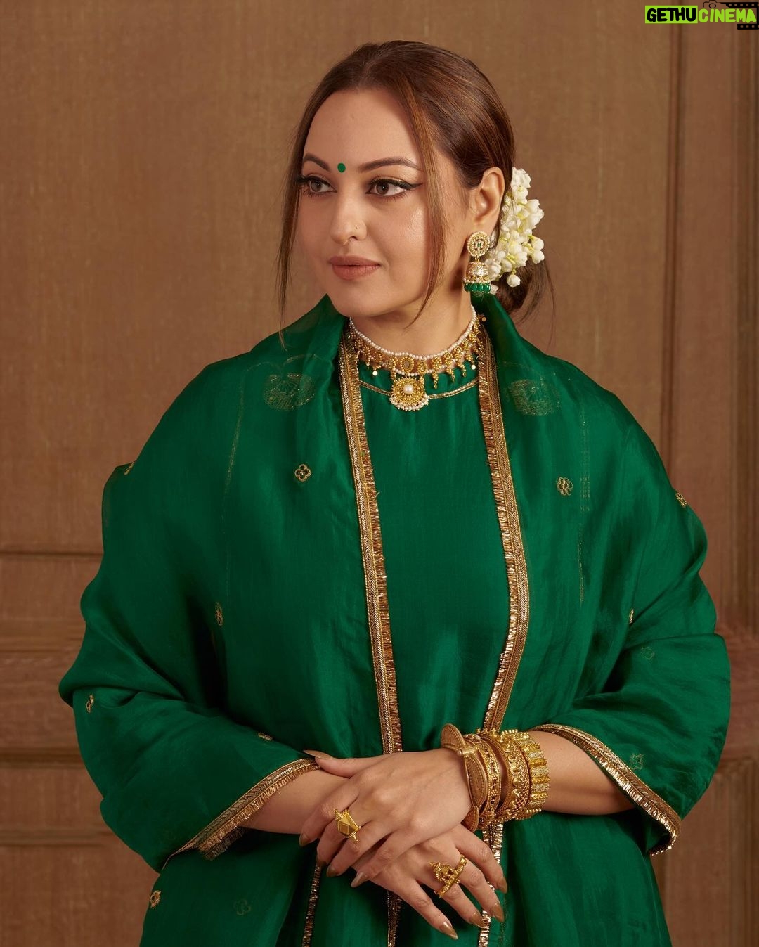 Sonakshi Sinha Instagram - Gajra and green… made me feel like a queen 🫅