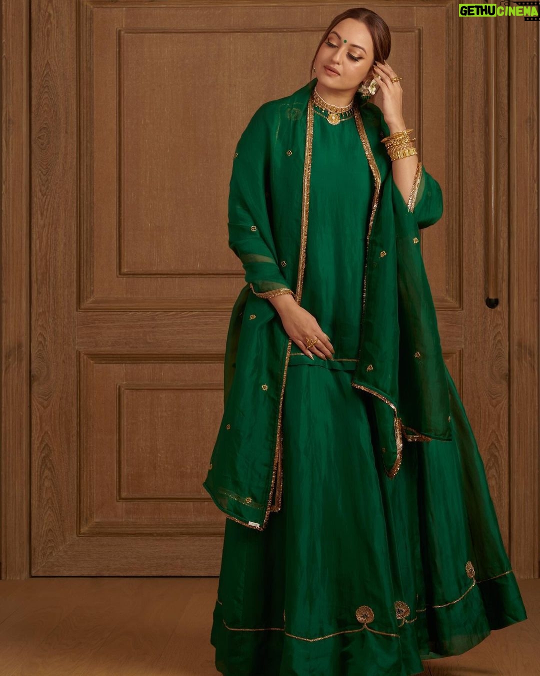 Sonakshi Sinha Instagram - Gajra and green… made me feel like a queen 🫅