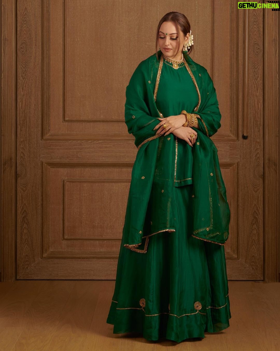 Sonakshi Sinha Instagram - Gajra and green… made me feel like a queen 🫅