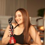 Sonakshi Sinha Instagram - Who doesnt wanna come home to this babe!?! Its been a long wait since the last time i won for #Dabangg, and bagging the @filmfare Best Actress award for #Dahaad feels like it was worth the wait!! Now I've got some serious thank yous to throw around… so bear with me. Big shoutout to the masterminds behind 'Dahaad,' @tigerbabyofficial and @excelmovies – your vision had me doing happy cartwheels. Big love to our awesome captains @reemakagti1 and @zoieakhtar, and a special nod to @faroutakhtar and @ritesh_sid for first imagining me as Anjali Bhaati. Directors @reemakagti1 and @ruchoberoi, you turned me into Bhaati sahab – you're the real MVPs! Working with the cool cats like @gulshandevaiah78, @shah_sohum, @itsvijayvarma and the entire cast – you guys made every day a party on set. Mad props to @primevideoin for cranking up the volume on our #Dahaad. And a massive round of applause for the heroes behind the camera – cinematographers @tanaysatam, @yogisankotra, @prasadchaurasiya, costume wizards, art maestros @shalzoid, production wizards @devangmajethia, and the AD dream team @ishitakarra, @__manuja_tyagi, @vikschandra @varadbhatnagar, My core team who are my backbone @savleenmanchanda @themadhurinakhale @gangadhar7 @dashrathakhade9… and the entire team, everyone who contributed to the 'Dahaad' fiesta – you're the real stars! This award is OURS, and I'm throwing confetti your way. @filmfare, your team @jiteshpillaai @anewradha, the jury – we made something crazy special and i cant thank you enough for appreciating that ❤️