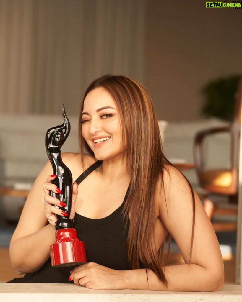 Sonakshi Sinha Instagram - Who doesnt wanna come home to this babe!?! Its been a long wait since the last time i won for #Dabangg, and bagging the @filmfare Best Actress award for #Dahaad feels like it was worth the wait!! Now I've got some serious thank yous to throw around… so bear with me. Big shoutout to the masterminds behind 'Dahaad,' @tigerbabyofficial and @excelmovies – your vision had me doing happy cartwheels. Big love to our awesome captains @reemakagti1 and @zoieakhtar, and a special nod to @faroutakhtar and @ritesh_sid for first imagining me as Anjali Bhaati. Directors @reemakagti1 and @ruchoberoi, you turned me into Bhaati sahab – you're the real MVPs! Working with the cool cats like @gulshandevaiah78, @shah_sohum, @itsvijayvarma and the entire cast – you guys made every day a party on set. Mad props to @primevideoin for cranking up the volume on our #Dahaad. And a massive round of applause for the heroes behind the camera – cinematographers @tanaysatam, @yogisankotra, @prasadchaurasiya, costume wizards, art maestros @shalzoid, production wizards @devangmajethia, and the AD dream team @ishitakarra, @__manuja_tyagi, @vikschandra @varadbhatnagar, My core team who are my backbone @savleenmanchanda @themadhurinakhale @gangadhar7 @dashrathakhade9… and the entire team, everyone who contributed to the 'Dahaad' fiesta – you're the real stars! This award is OURS, and I'm throwing confetti your way. @filmfare, your team @jiteshpillaai @anewradha, the jury – we made something crazy special and i cant thank you enough for appreciating that ❤️