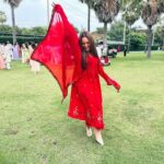 Sonakshi Sinha Instagram - I was dancing coz i won the @filmfare award for #Dahaad.. i just dint know it yet 😜 Red for the baraat ❤️ #weddingSZN