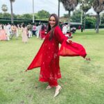 Sonakshi Sinha Instagram - I was dancing coz i won the @filmfare award for #Dahaad.. i just dint know it yet 😜 Red for the baraat ❤️ #weddingSZN