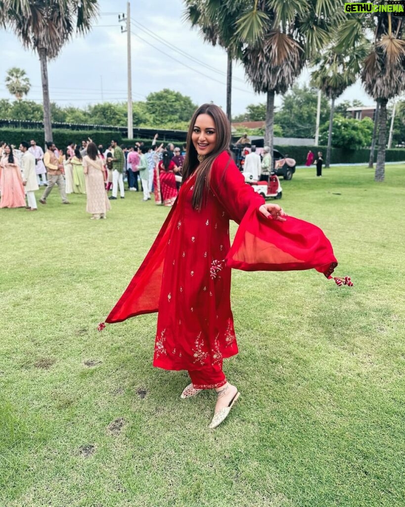 Sonakshi Sinha Instagram - I was dancing coz i won the @filmfare award for #Dahaad.. i just dint know it yet 😜 Red for the baraat ❤️ #weddingSZN