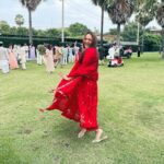 Sonakshi Sinha Instagram - I was dancing coz i won the @filmfare award for #Dahaad.. i just dint know it yet 😜 Red for the baraat ❤️ #weddingSZN