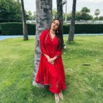 Sonakshi Sinha Instagram - I was dancing coz i won the @filmfare award for #Dahaad.. i just dint know it yet 😜 Red for the baraat ❤️ #weddingSZN