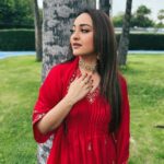 Sonakshi Sinha Instagram - I was dancing coz i won the @filmfare award for #Dahaad.. i just dint know it yet 😜 Red for the baraat ❤️ #weddingSZN
