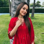 Sonakshi Sinha Instagram - I was dancing coz i won the @filmfare award for #Dahaad.. i just dint know it yet 😜 Red for the baraat ❤️ #weddingSZN