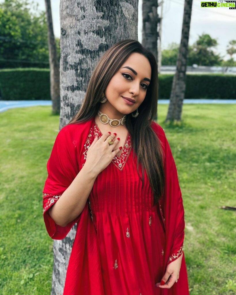 Sonakshi Sinha Instagram - I was dancing coz i won the @filmfare award for #Dahaad.. i just dint know it yet 😜 Red for the baraat ❤️ #weddingSZN