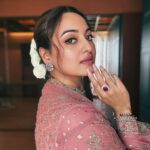 Sonakshi Sinha Instagram - #HeeraMandionNetflix kick starting promotions Phool-power 👊🏼🌺