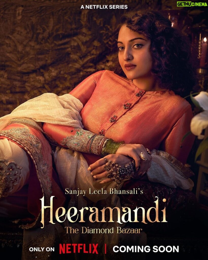 Sonakshi Sinha Instagram - Every gem has a past, and hers is one shrouded in mystery 👀 Introducing @aslisona as Fareedan. Heeramandi: The Diamond Bazaar is coming soon, only on Netflix! #Heeramandi #HeeramandiOnNetflix #NextOnNetflixIndia #SanjayLeelaBhansali @bhansaliproductions @prerna_singh6 @m_koirala @aditiraohydari @sharminsegal @therichachadha @iamsanjeeda @sudeepchatterjee.isc @limaye.mahesh @rimpleandharpreet @junglijay @ashhna.srrivastava @arvigill @mitaksharakumar @snehil.dixit.mehra @vibhupuri @ashishpatil_the_lavniking @ragul_dharuman @subratachakraborty706 @amitsray @sanal.george @moinbeg @preetisheel @chandrakant_sonawane @shreyaspuranikofficial @shriparamanijewels @iamkrutimahesh @divynidhisharma @huentsang @shrutimahajancasting