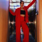 Sonakshi Sinha Instagram - Lift bandh thi kyuki photo sesh on tha! Sorry ⚠️🚨