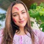 Sonakshi Sinha Instagram - Holi ki hardik shubhkamnaen ❤️✨