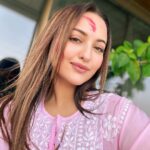 Sonakshi Sinha Instagram – Holi ki hardik shubhkamnaen ❤️✨