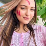Sonakshi Sinha Instagram - Holi ki hardik shubhkamnaen ❤️✨