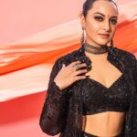 Sonakshi Sinha Instagram - Kaala jaadu hai Fareedan 🏴‍☠️ #HeeraMandiOnNetflix #ComingSoon