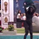 Sonia Abrão Instagram - Bbb24 JOGAR AS ROUPAS DO DAVI NA PISCINA JÁ ERA PLANO DA LEIDY EM DIA DE SINCERÃO! FOI PREMEDITADO E TENHO COMO PROVAR! ME AGUARDEM AMANHÃ NO A TARDE É SUA! Pronto, falei! 👊