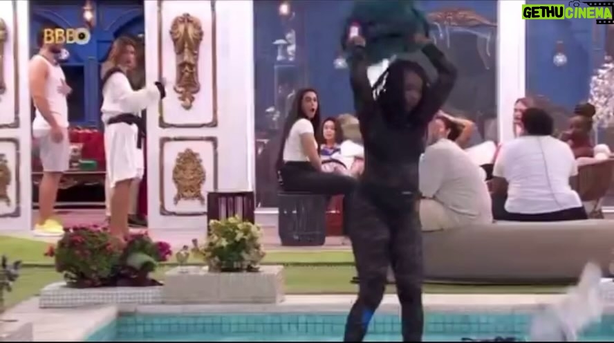 Sonia Abrão Instagram - Bbb24 JOGAR AS ROUPAS DO DAVI NA PISCINA JÁ ERA PLANO DA LEIDY EM DIA DE SINCERÃO! FOI PREMEDITADO E TENHO COMO PROVAR! ME AGUARDEM AMANHÃ NO A TARDE É SUA! Pronto, falei! 👊