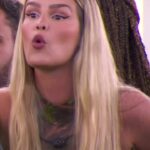 Sonia Abrão Instagram - BBB24 “Cobra é teu koo, teu koo, teu koo, teu koo, teu koo….” e assim segue YASMIN por mais de dez vezes, totalmente possuída pela baixaria! LEIDY, faz um favor: vai dar vexame em casa, vai!!! Se juntar as duas, é uma mistura de cruz credo com Deus me livre!!! Tô fora!!! #forayasmin #foraleidyelin (Vídeo: GloboPlay) #SoniaAbrao #ATardeESua #CALONE #DBIPro