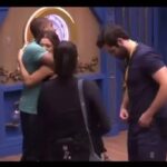 Sonia Abrão Instagram – BIA ELIMINADA! 82.61% A rejeição veio, mas a vingança, não! Depois de negar um abraço a Davi, ela voltou atrás,quando o brother pediu pela segunda vez, e atendeu ao desejo do ex-aliado! Davi disse: “O jogo acabou, Bia!” e ela respondeu: “Eu sei quem eu sou!”. Quase que a discussão começou de novo, mas a sister desejou boa sorte pra ele e foi embora! Graças a Deus! Vem, Bia, gritar “É o Brasil do Brasil” aqui fora! Colheu o que plantou! 🤷🏻‍♀️👋 (Vídeo: Rede Globo)