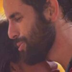Sonia Abrão Instagram – BBB24: Alguém me explica como o MATTEUS vacilou desse jeito com a ISABELLE? Com o maior climão para um beijo de novela e ele foge da raia? Um tava se derretendo pelo outro nessa hora e ele pula fora? Tudo por causa da “falecida” Deniziane, que soltou a mão dele dentro do próprio jogo? Ah, amarelou total! E a CUNHÃ? Não sabe que mulher tbm pode tomar a iniciativa? Se tivesse feito isso, Alegrete não resistiria! Resultado: ficaram só na vontade e os brothers e nós (parte do público), apesar da torcida, não pudemos aplaudir a cena! Faltou borogodó!!! ☹️☹️😠🤷🏻‍♀️(Vídeo: @globoplay)
