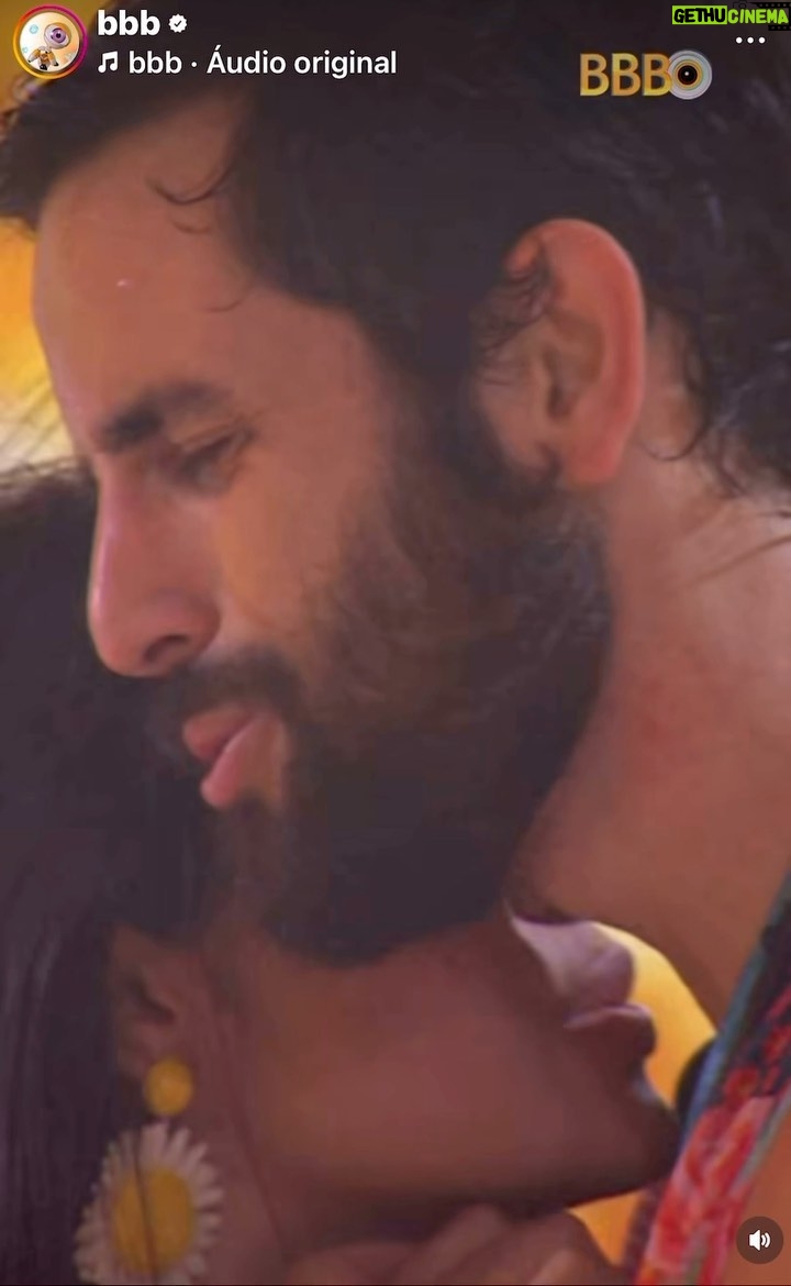 Sonia Abrão Instagram - BBB24: Alguém me explica como o MATTEUS vacilou desse jeito com a ISABELLE? Com o maior climão para um beijo de novela e ele foge da raia? Um tava se derretendo pelo outro nessa hora e ele pula fora? Tudo por causa da “falecida” Deniziane, que soltou a mão dele dentro do próprio jogo? Ah, amarelou total! E a CUNHÃ? Não sabe que mulher tbm pode tomar a iniciativa? Se tivesse feito isso, Alegrete não resistiria! Resultado: ficaram só na vontade e os brothers e nós (parte do público), apesar da torcida, não pudemos aplaudir a cena! Faltou borogodó!!! ☹️☹️😠🤷🏻♀️(Vídeo: @globoplay)