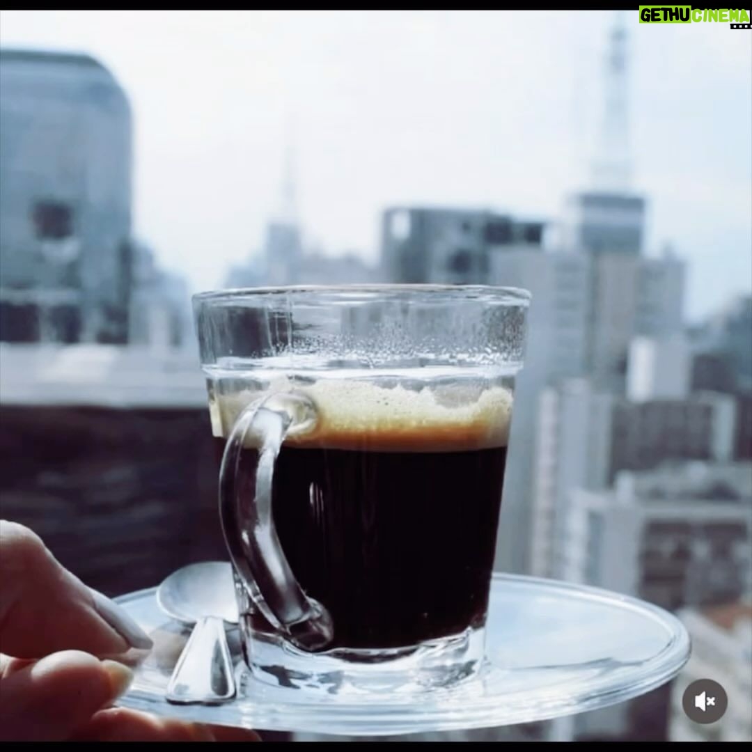 Sonia Abrão Instagram - Sextou… “Vai com alma/se acalma/há de ser o que for pra ser/…errado mesmo é não pagar pra ver/ a vida é feita pra se viver!”. E com um bom café, né? Bom dia!!!! 🙏❤️🍀☕️☕️☕️ (by @napaulista) #SoniaAbrao #ATardeESua #CALONE #DBIPro