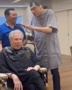 Sonia Abrão Instagram - SILVIO SANTOS REAPARECE NO SALÃO DO JASSA! O animador esteve lá, hoje, para cortar e tingir os cabelos! Silvio acabou se encontrando com Milton Neves, que tbm tinha ido dar um trato nos fios e brincou de pentear o dono do SBT. Ficou a pergunta que não quer calar: Silvio renovou o visual para voltar à TV? Tomara!!!! 🤗😍📺 (Vídeo: @abravanews/ Fotos: @jassajj) #Soniaabrao #ATardeESua #CALONE #DBIPro