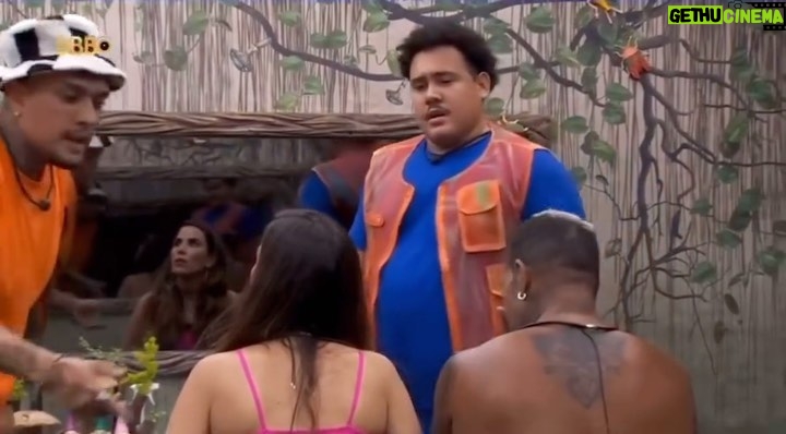 Sonia Abrão Instagram - BBB24: O BAGULHO É LOKO, MANO! MC BIN, antes de dizer na festa que “calabreso não foi ofensivo”, culpou DAVI, para RODRIGUINHO E WANESSA, dizendo que ele estava chamando LUCAS de “ GORDO” quando usou essa gíria! Ah, tô fora!!! 🤯 (Imagens: Rede Globo/@metropolitanafm #SoniaAbrao #ATardeESua #CALONE #DBIPro