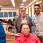 Sonia Abrão Instagram – SILVIO SANTOS REAPARECE NO SALÃO DO JASSA! O animador esteve lá, hoje, para cortar e tingir os cabelos! Silvio acabou se encontrando com Milton Neves, que tbm tinha ido dar um trato nos fios e brincou de pentear o dono do SBT. Ficou a pergunta que não quer calar: Silvio renovou o visual para voltar à TV? Tomara!!!! 🤗😍📺 (Vídeo: @abravanews/ Fotos: @jassajj) #Soniaabrao #ATardeESua #CALONE #DBIPro