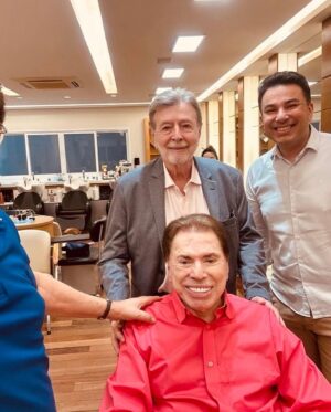 Sonia Abrão Instagram - SILVIO SANTOS REAPARECE NO SALÃO DO JASSA! O animador esteve lá, hoje, para cortar e tingir os cabelos! Silvio acabou se encontrando com Milton Neves, que tbm tinha ido dar um trato nos fios e brincou de pentear o dono do SBT. Ficou a pergunta que não quer calar: Silvio renovou o visual para voltar à TV? Tomara!!!! 🤗😍📺 (Vídeo: @abravanews/ Fotos: @jassajj) #Soniaabrao #ATardeESua #CALONE #DBIPro