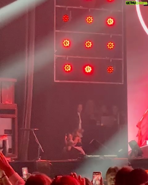 Sonia Abrão Instagram - SHOW DE LEONARDO EM SAMPA: VIRGÍNIA FONSECA, nora do cantor, tbm esteve no palco com as filhas, primeiro com Maria Flor e, depois, com Maria Alice! ❤️❤️ (Vídeos: @bellamorais) #SoniaAbrao #ATardeESua #CALONE #DBIPro