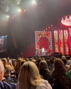Sonia Abrão Instagram - SHOW DO LEONARDO EM SAMPA: ELE CANTOU COM O FILHO ZÉ FELIPE, QUE LEVOU A FILHINHA MARIA FLOR AO PALCO! Momento. Ternura em família! 🥰 (Vídeos: @bellamorais) #SoniaAbrao #ATardeESua #CALONE #DBIPro