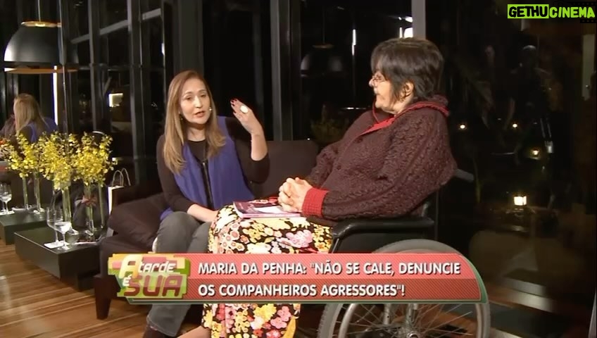 Sonia Abrão Instagram - #tbt ENTREVISTA COM MARIA DA PENHA, ativista do Direito das Mulheres, que deu nome à LEI QUE CRIMINALIZA A VIOLÊNCIA CONTRA A MULHER, em 2018! Neste trecho, de cara, ela avisa: “DEU O PRIMEIRO TAPA, DENUNCIE!”. Gente, o 180 está aí pra isso!!! 🚨🚓