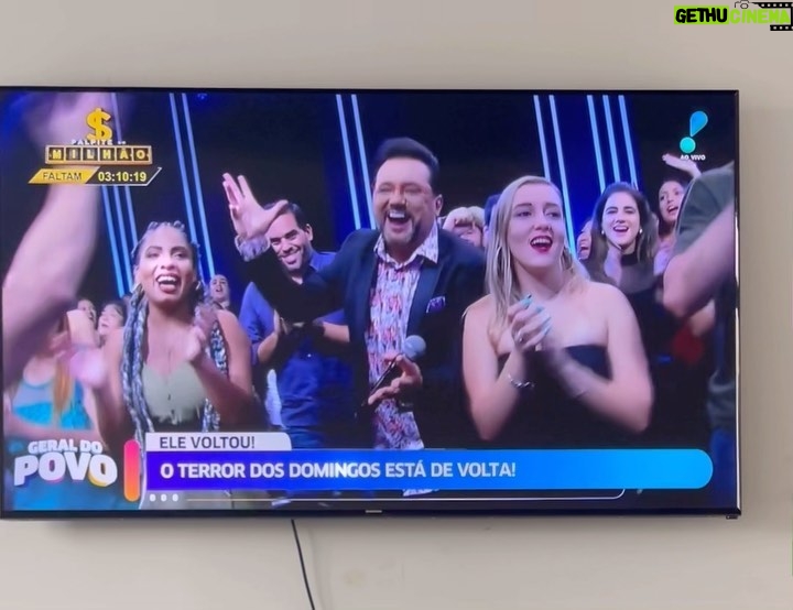 Sonia Abrão Instagram - MÚSICA DE ABERTURA DO “GERAL DO POVO” É UMA CLARA HOMENAGEM A SILVIO SANTOS!!! Aliás, o programa tem até clone do Liminha! 😃#SoniaAbrao #ATardeESua #CALONE #DBIPro