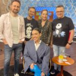 Sonia Abrão Instagram - HOJE, ENTREVISTÃO COM VALENTINA BANDEIRA NO A TARDE É SUA/ESPECIAL de férias! A humorista e apresentadora do BEIJA-SAPO, entre outras coisas, vai falar da crise do Humor na Globo, do BBB e qual “sapo” gostaria de beijar! 🐸 Muitas risadas no caminho! 😂😂😂 Na bancada, @gabperline, @alessandrolobianco, @vladimiralves e eu! Às 15:00 h, na REDE TV! 📺 Fica a dica! 👍😘#SoniaAbrao #ATardeESua #CALONE #DBIPro