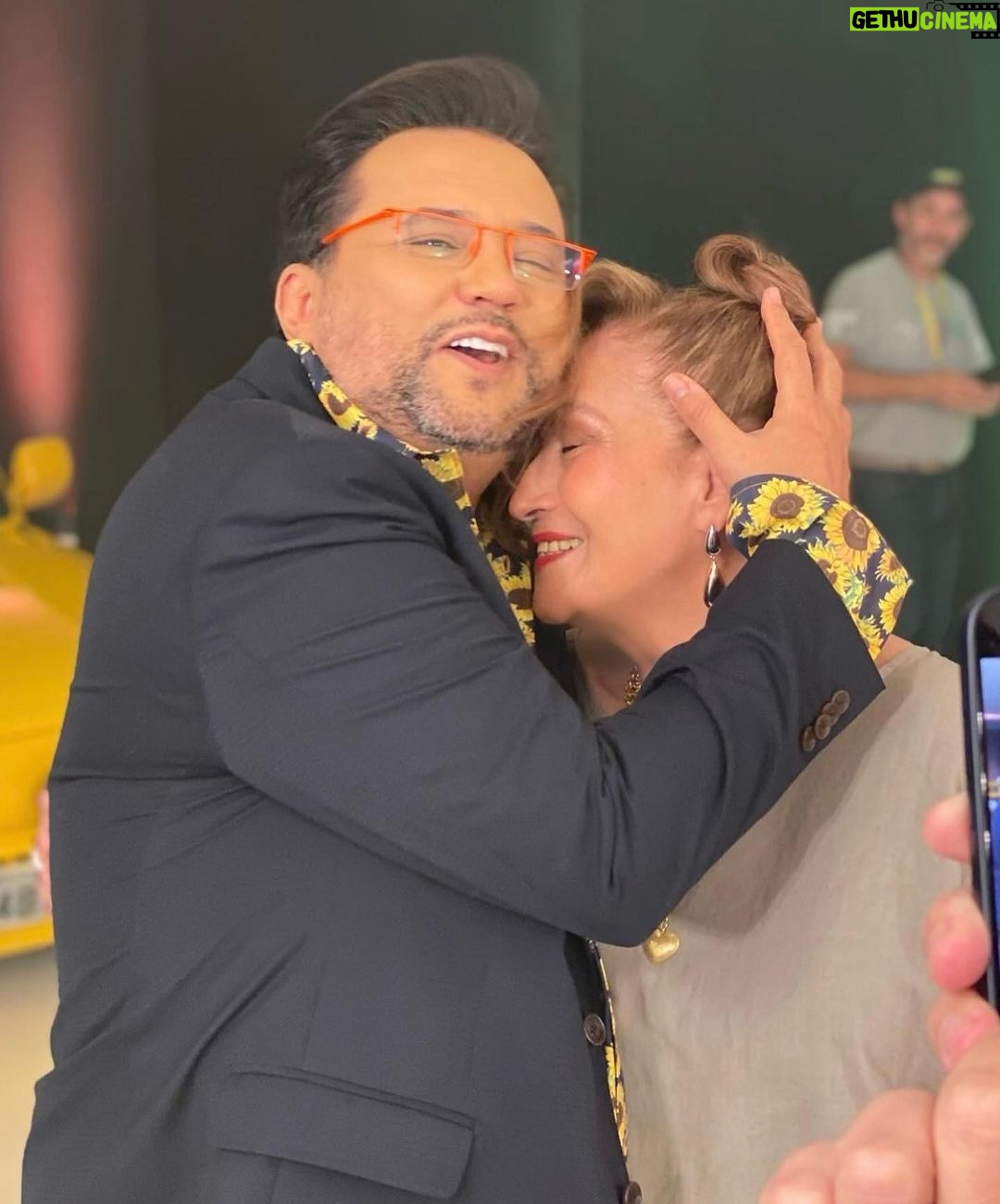 Sonia Abrão Instagram - Hoje dei uma escapada do meu estúdio e fui xeretar o trabalho do meu amigão, @geraldoluistv, no estúdio dele! 😄 E tava uma agitação danada! Só alegria! 🥰 Daqui a pouco, 22:40 h, ele estará no ar com o ULTRASHOW, o game onde grana é o que não falta e sobra animação! Direção geral @eliasdesouzaabrao! Na REDE TV! 📺👏👏👏👏