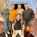 Sonia Abrão Instagram - HOJE É DIA DE ENTREVISTÃO COM XIMBINHA! E ele vai contar coisas que vcs nunca souberam antes, inclusive sobre os momentos dramáticos que atravessou e a volta por cima! Depois do papo, música como o povo gosta, com a participação da vocalista da banda, @jessicarodriguesoof , que arrasa sempre! Podem se preparar! Né, @aarontura, @alessandrolobianco e @vladimiralves? 🥰🎶🎶🎶👏👏👏👏#SoniaAbrao #ATardeESua #CALONE #DBIPro #redetv