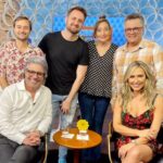 Sonia Abrão Instagram - HOJE, ENTREVISTÃO EM DOSE DUPLA NO “A TARDE É SUA”: JOÃO KLEBER E MARA FERRAZ! O apresentador e a jornalista, que formam um dos casais mais apaixonados da TV , abrem o jogo sobre relacionamento e não fogem da pergunta que não quer calar: passariam no famoso TESTE DE FIDELIDADE? Na bancada, sempre “indiscretos”, @alessandrolobianco, @gabperline,eu e @vladimiralves! Demos boas risadas e vcs tbm vão rir bastante! Às 15:00 h, na REDE TV!. 😂📺😘 #SoniaAbrao #ATardeESua #CALONE #DBIPro