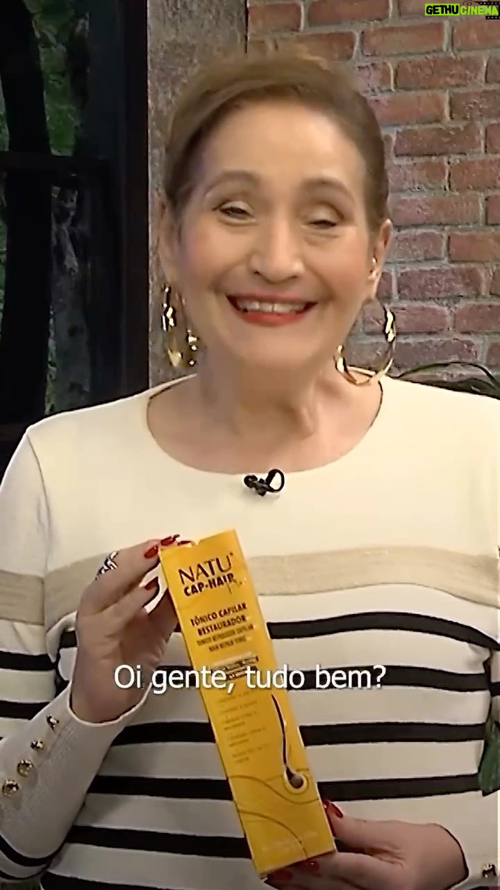 Sonia Abrão Instagram - Está precisando restabelecer a saúde dos seus cabelos? 🥰 Estou aqui com o produto Natucap da Natumaster para te ajudar na queda de cabelo. 😉Não podia deixar de compartilhar com vocês um produto excelente que me ajuda e irá ajudar você também. 🌿Um tônico poderoso que age interrompendo a queda capilar, além de fortalecer e aumentar o volume do seu cabelo. Deixa seus cabelos mais saudáveis, promove a ativação da raiz do cabelo e acelera o crescimento dos fios. Faça como eu use #Natucap e tenha seus cabelos volumosos e lindos!🧡 #natucap #natumaster #cabelossaudaveis #tonicocapilar #quedadecabelo #crescimentocapilar #saudedoscabelos #AtardeÉsua #SôniaAbrão #Calone #dbiprofessionals