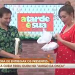 Sonia Abrão Instagram - A TARDE É SUA: Olhaí o presente de “AMIGO DA ONÇA” que o @alessandrolobianco me deu! 😱 Maior trollagem com uma vegana!!! 🌱🌱🌱🌱 Ainda bem que, depois, veio um presente fofo! 🙏🥰