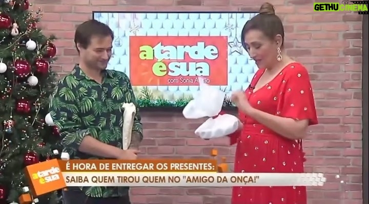 Sonia Abrão Instagram - A TARDE É SUA: Olhaí o presente de “AMIGO DA ONÇA” que o @alessandrolobianco me deu! 😱 Maior trollagem com uma vegana!!! 🌱🌱🌱🌱 Ainda bem que, depois, veio um presente fofo! 🙏🥰