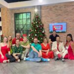Sonia Abrão Instagram - A TARDE É SUA/ESPECIAL DE NATAL: depois da trollagem do “AMIGO DA ONÇA”, a foto para o álbum do programa: @jujudariva, @marciapiovesan_ , @vladimiralves, @alessandrolobianco, @aarontura, @gabperline, @soniaabrao, o diretor @eliasdesouzaabrao, @janrios.oficial e @soujuliealves! É “nóis”!!!! 🎁❤️🥰