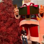 Sonia Abrão Instagram - Tentando levantar o astral neste Natal!!! Adoro decoração gigante! 🥰🎅🏻🎄Feliz Natal a todos! 🙏❤️