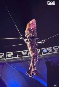 Sonia Abrão Instagram - IVETE30ANOS: IVETE SANGALO CHORA AO “VOAR” SOBRE O MARACANÃ CANTANDO “EVA”! Que show lindo! Que emoção! Salve, rainha!!!! 🙌❤️👏👏👏👏👏👏👏👏👏👏👏👏👏🎶🎶🎶 (Imagens: @multishow)