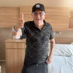 Sonia Abrão Instagram - CARLOS ALBERTO DE NÓBREGA RECEBE ALTA ANTES DO TEMPO: a recuperação do “dono da Praça”, após retirar dois coágulos da cabeça, foi tão boa que a alta marcada para amanhã, quarta-feira, foi antecipada para hoje! Taí a foto do momento em que já estava prontíssimo para deixar o Hospital Sírio-Libanês. Como disse a mulher dele, @drarenata_domingues : “Agora é repouso e férias!”. Que ótima notícia! 🙏❤️👏👏👏👏(📸 @aarontura)