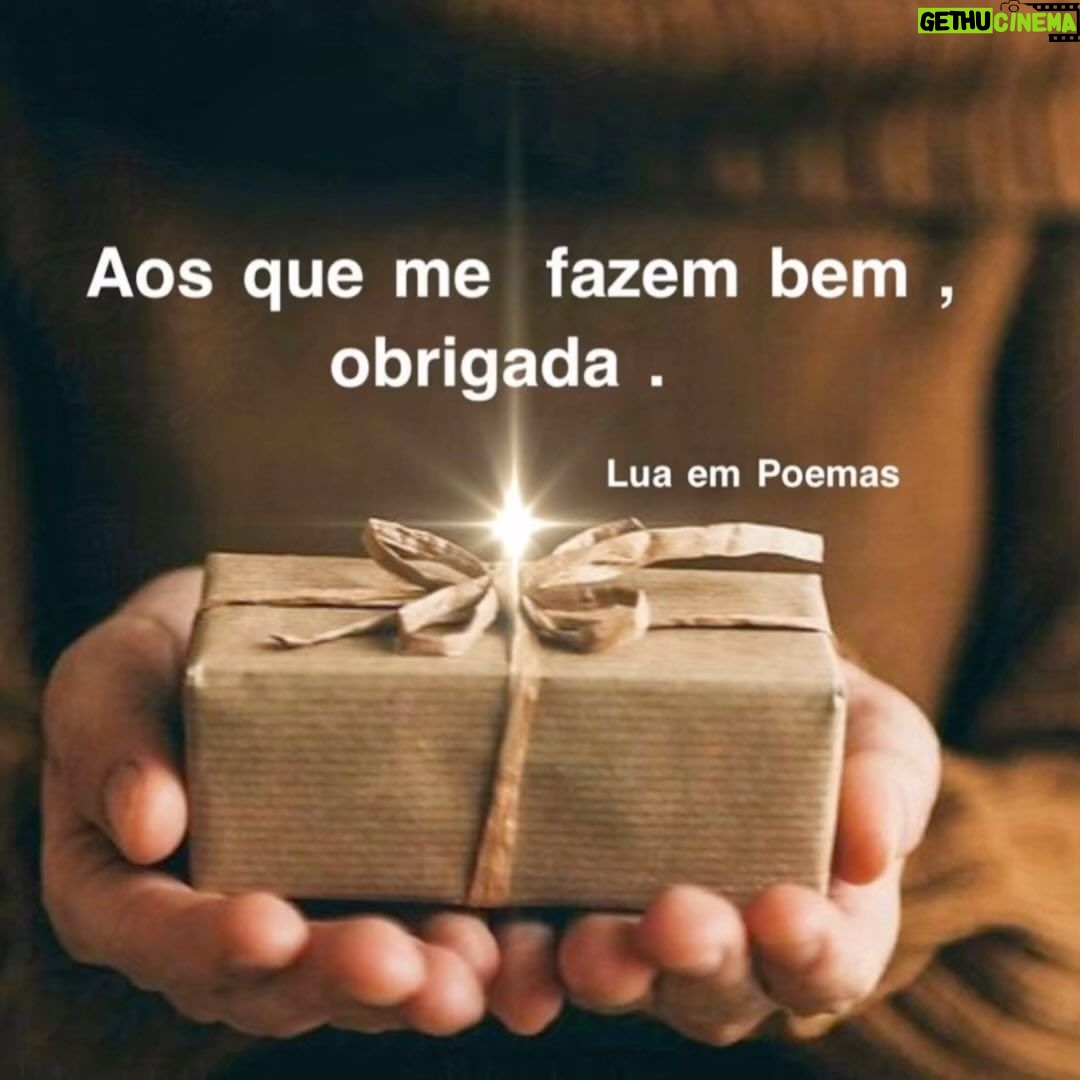Sonia Abrão Instagram - Agradecer sempre! Obrigada, Deus, que vem no vento, vem das estrelas, trazer alento e nos guiar! 🙏❤️🌟