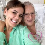 Sonia Abrão Instagram - CARLOS ALBERTO DE NÓBREGA SAIRÁ DA UTI HOJE, até o final da tarde! Conversei com ele por telefone, agora há pouco, e está muito bem, graças a Deus! 🙏 Foram quatro “furinhos” na cabeça, dois de cada lado, porque tinha dois coágulos , como me contou! Deve ficar no hospital até a próxima quarta feira, devidamente acompanhado de sua mulher, companheira de todas as horas, @drarenata_domingues! Que ótima notícia! É assim que a gente gosta, né? 🙏❤️🤗