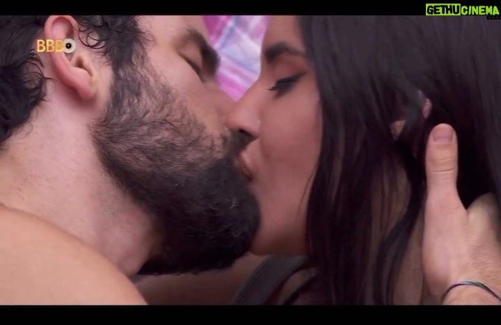 Sonia Abrão Instagram - BBB24 - ROLOU O BEIJO DE MATTEUS E CUNHÃ!!! Depois que Lulu Santos mandou a indireta - “é melhor não resistir e se entregar”, qdo cantou “Um Certo Alguém” - o casal destravou e caprichou! 😘 🔥 Bia e Alana agora vão surtar de vez! Só fingiram que incentivavam! 🤪🤪 A inveja mata!😵💫 Vem paredão, vem logo!!! (Vídeo: @globoplay)