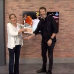 Sonia Abrão Instagram - Ganhei um OVO DE PÁSCOA delícia do @alecacaushow, não resisti e já devorei!!!😋 O ALÊ COSTA esteve no A TARDE É SUA especialmente pra dar boas notícias: que você tem até amanhã, domingão, pra comprar os Ovos de Páscoa da CACAU SHOW no SALDÃO DO BEM com 50% de desconto! Ele explica tudo nesse vídeo! Vale conferir!!! Obrigada, @alecacaushow! Feliz Páscoa pra vc tbm! 🙏🥚🕊️❤️